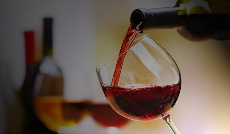 युवतीका नांगा पाइतालाले अंगुर किचेर बनाइएको वाइन, एक बोतलको १७ हजार