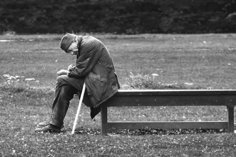 Вона брук старость подождет. Беспомощность Стариков. Alone old man. Man Alone old man. Sad old man Walking.