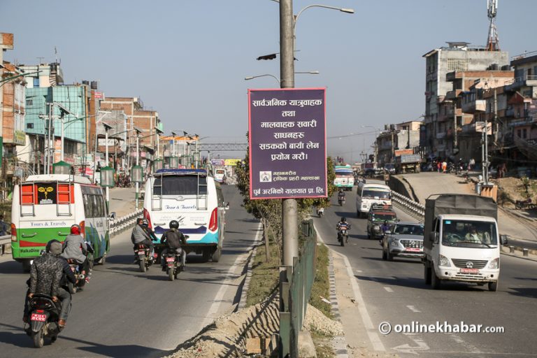 लोकन्थलीमा शववाहनमा ठोक्किएर मोटरसाइकल जल्यो, चालक घाइते