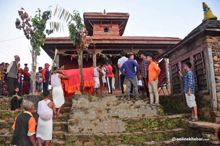 ताकुकोट माइभगवतीमा यसरी भित्र्याइयो फूलपाती (फोटो फिचर)