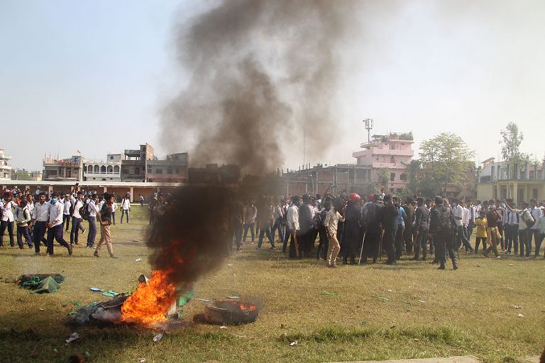 शुल्क उठाएको भन्दै विद्यालयमा तोडफोड र आगजनी