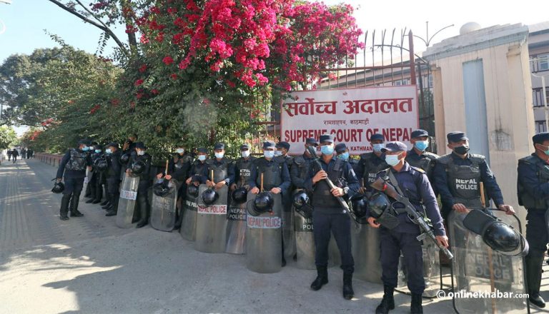 सर्वोच्च प्रवेश गर्ने भित्री गेट बन्द, दंगा नियन्त्रणका उपकरणसहित सुरक्षाकर्मी परिचालित