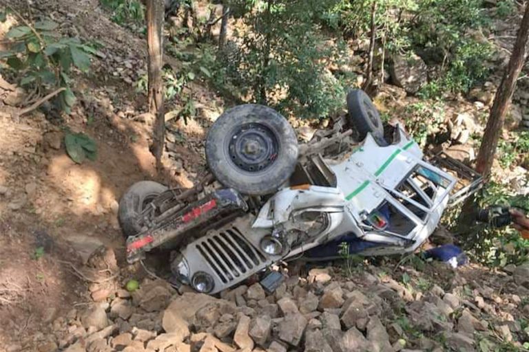 दाङमा जीप दुर्घटना : एक जनाको मृत्यु, १६ जना घाइते