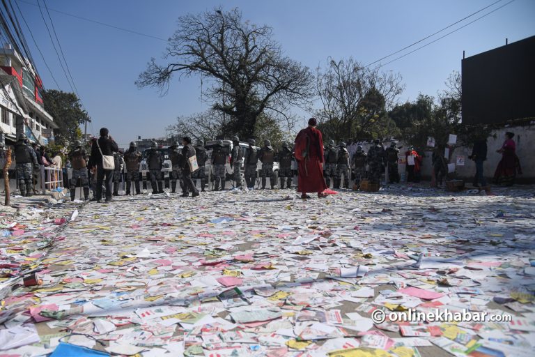 पर्चाले भरियो प्रदर्शनीमार्ग (फोटो फिचर)