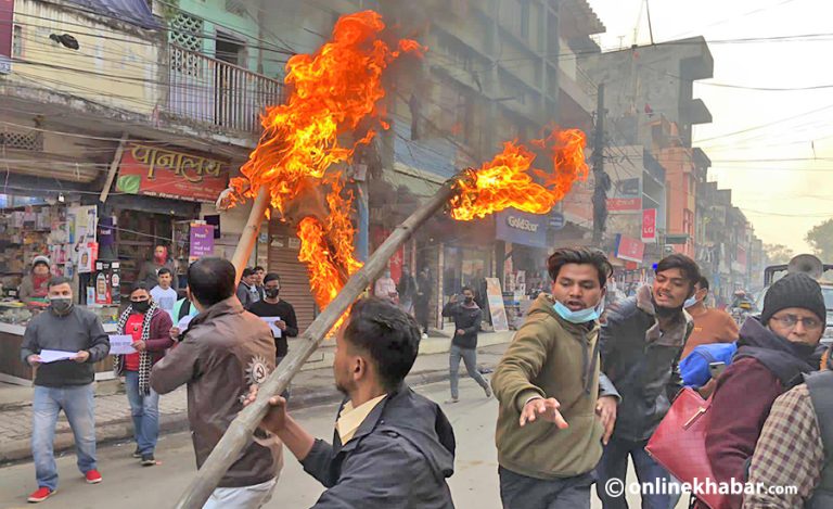 वीरगञ्जमा पिछडावर्ग महासंघले जलाए प्रधानमन्त्री देउवाको पुत्ला