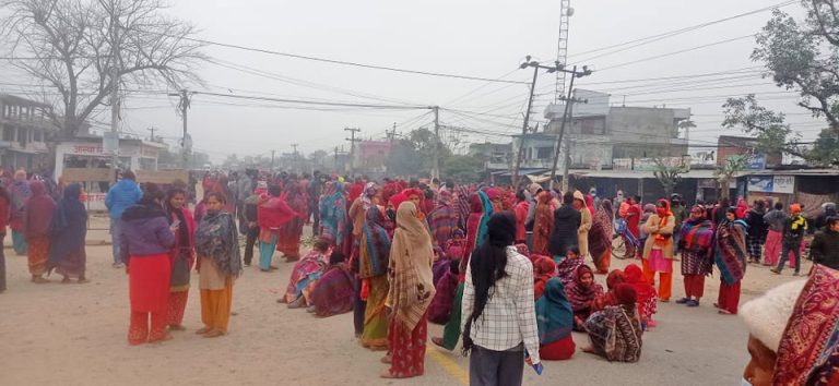 कैलालीमा मोटरसाइकलको ठक्करबाट महिलाको मृत्यु, पूर्वपश्चिम राजमार्ग अवरुद्ध