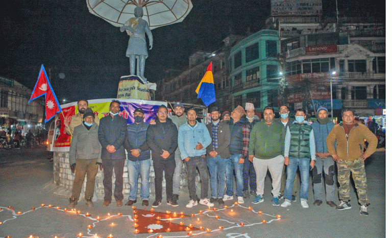 लखन थापाको सालिक मुनि पृथ्वीनारायण शाहको नाममा दीप प्रज्वलन !