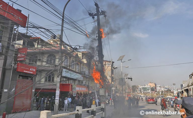 तिनकुनेमा बिजुलीको पोलमा आगलागी