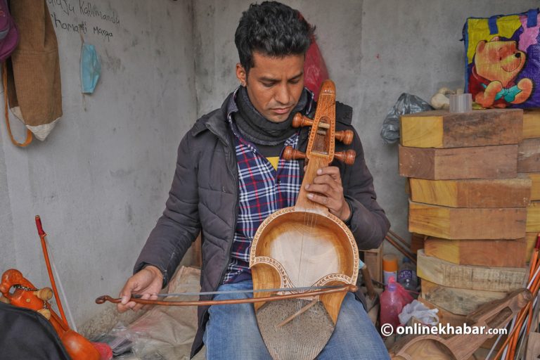 इतिहास खोतल्दै, भविष्य बनाउँदै गाइने दाइको सारंगी