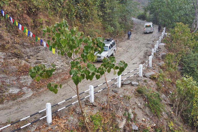 घान्द्रुक यात्रा सुरक्षित बनाउने उद्देश्यले कला भीरमा बनाइयो रेलिङ