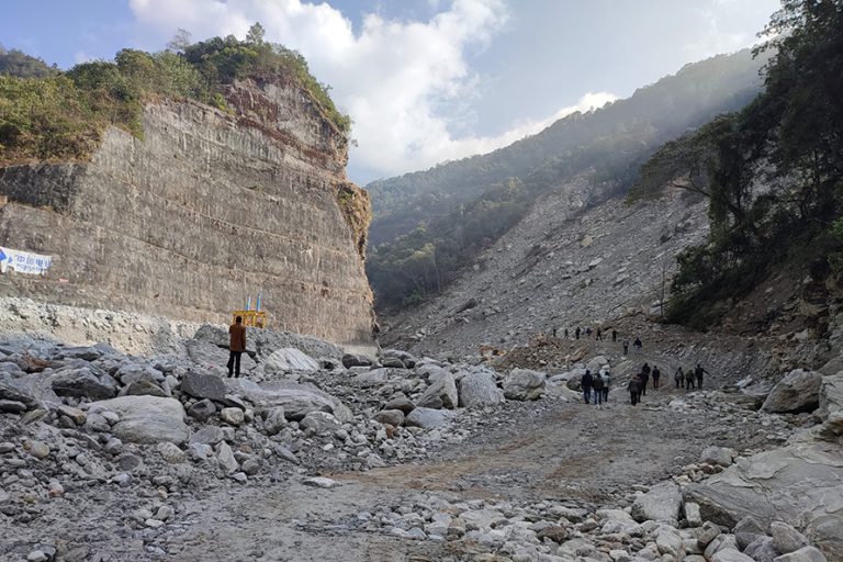 मेलम्ची मुहानका ठूला ढुङ्गा हटाउन सिनो हाइड्रोले माग्यो नेपाली सेनाको सहयोग