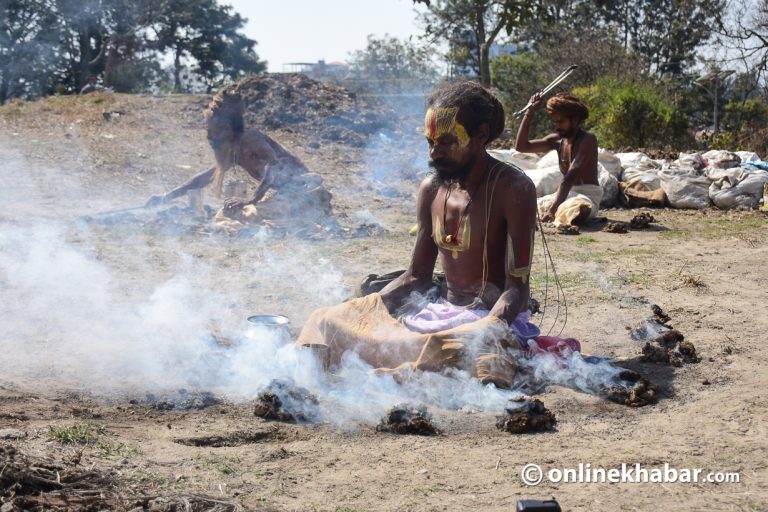 महाशिवरात्रिमा धुनी जगाउने साधुहरु