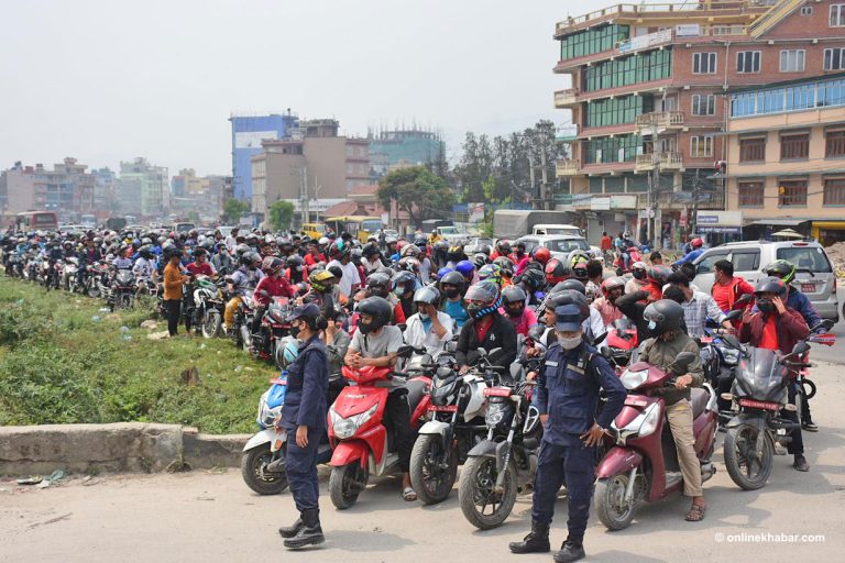 पेट्रोल पम्पमा बढ्न थाल्यो लाइन (फोटो फिचर)