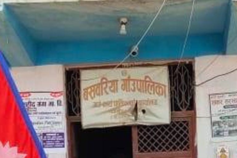 गाउँपालिकाले बाँड्यो १६ लाख ४६ हजार रुपैयाँको साडी