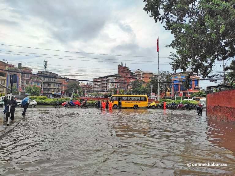 सामान्य झरीमै जलमग्न काठमाडौंको सडक (तस्वीरहरू)