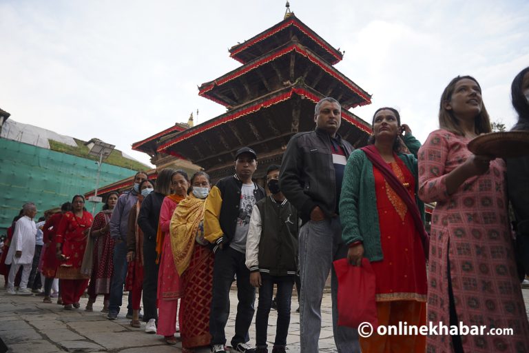 तलेजु भवानीको मन्दिरमा  दर्शनार्थीको भीड (तस्वीरहरू)