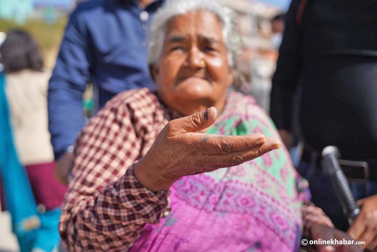 ७० वर्षकी जयदेवीले ह्वीलचेयरमा आएर गरिन् मतदान( तस्वीरहरु)