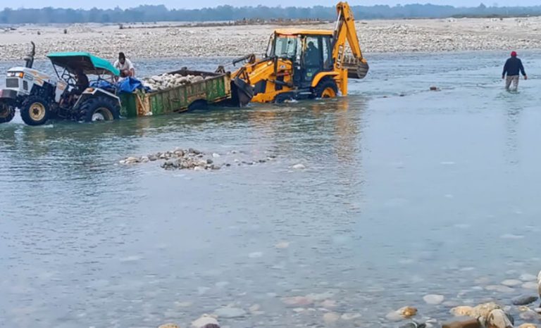 भारतले शारदा ब्यारेजको ढोका खोलेपछि महाकालीमा फसेका २० मजदुरको उद्दार