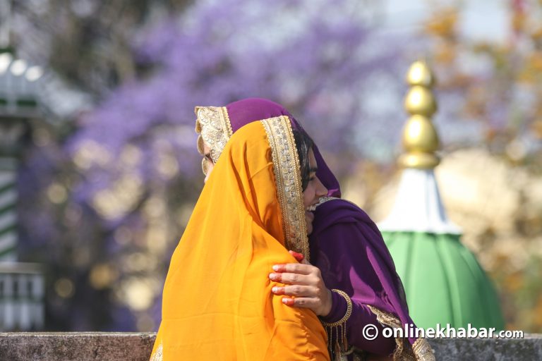 मुस्लिम समुदायले इदुलफित्र मनाउँदै