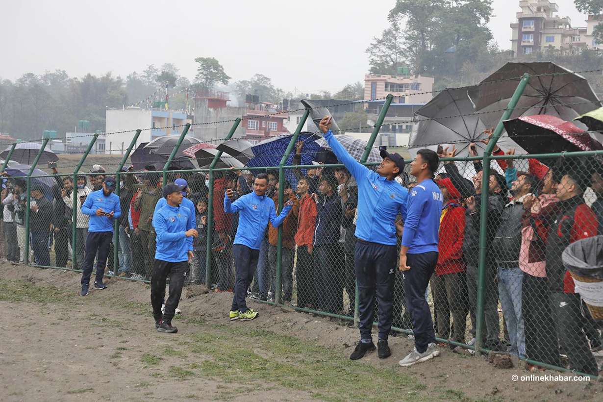 मूलपानीमा समर्थकसँग क्रिकेटरको सेल्फी (तस्वीरहरू)