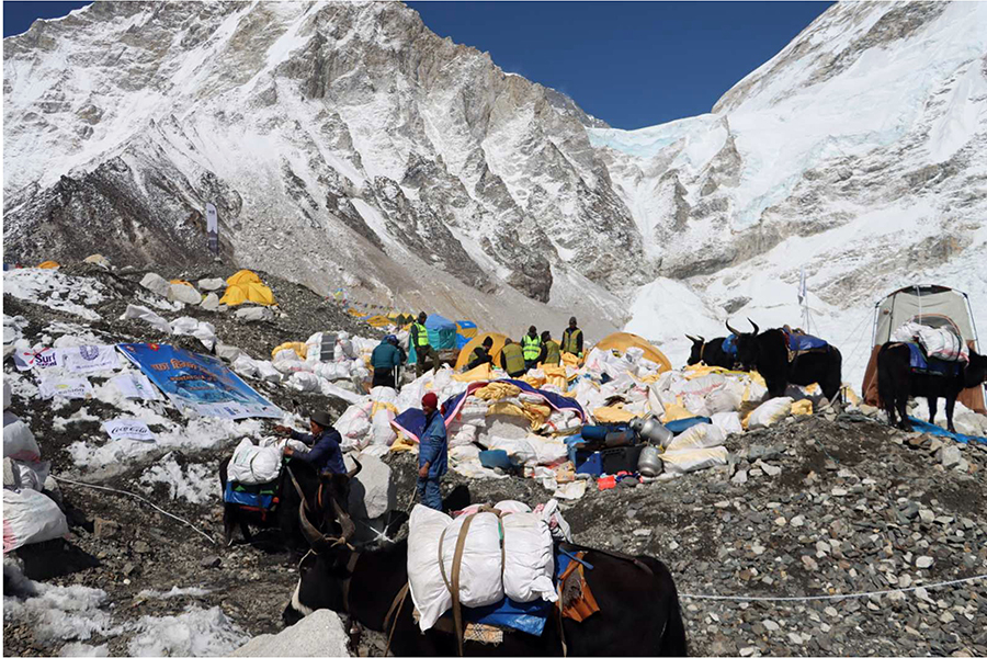 आरोहणको ७२ वर्षपछि अन्नपूर्ण हिमालमा सरसफाइ, ३६०० किलो फोहोर संकलन