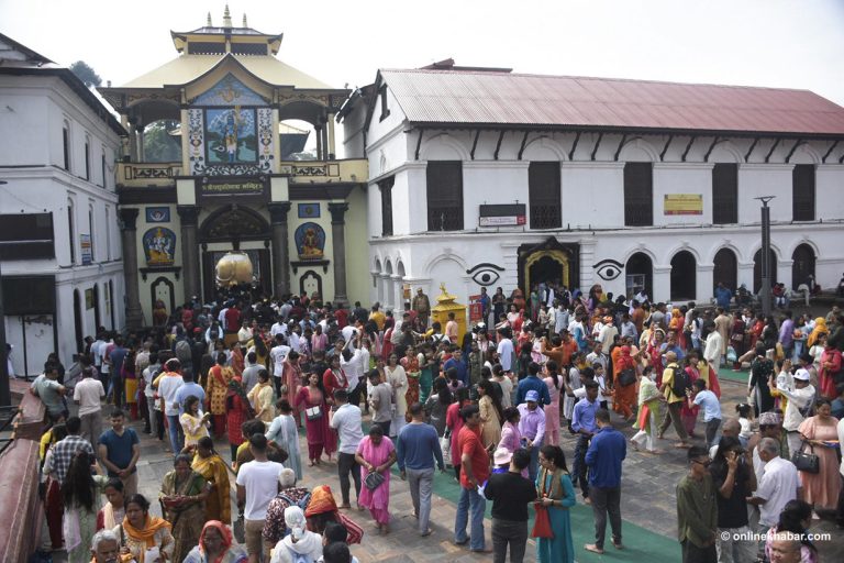 असारमै गरियो साउने सोमबारको पूजा, पशुपतिमा भीड (तस्वीरहरू)