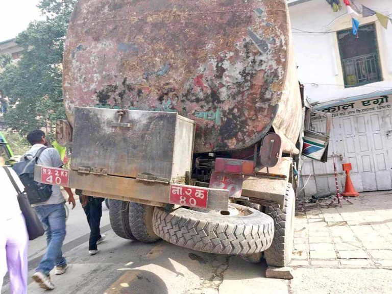 महांकाल मन्दिरमा ट्यांकर ठोक्कियो, चालकको अवस्था गम्भीर