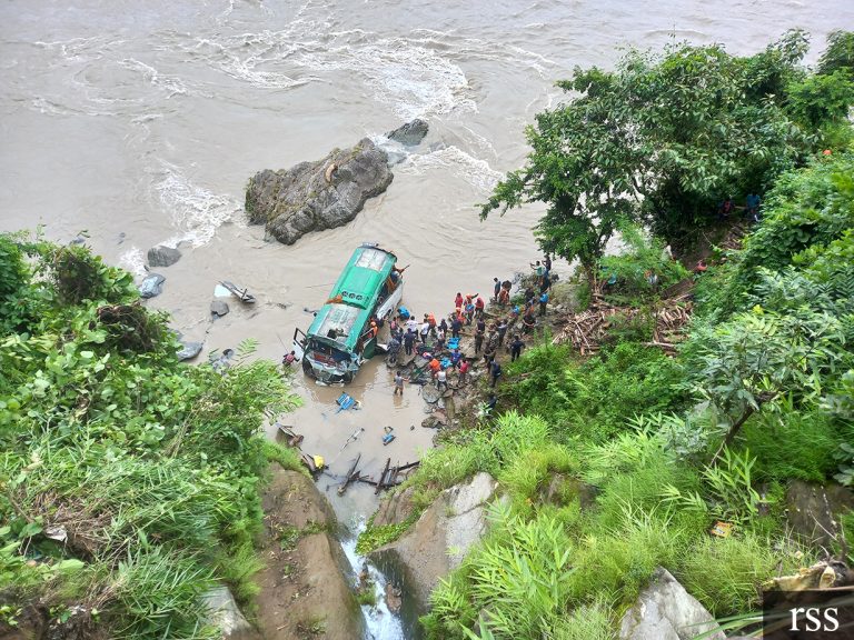 त्रिशूलीमा बस खस्दा ८ जनाको मृत्यु