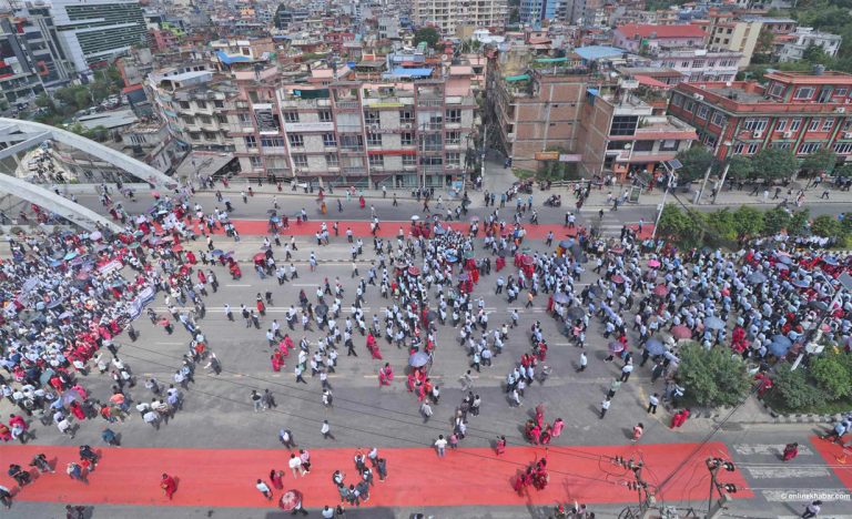 आज पनि काठमाडौंमा शिक्षकको प्रदर्शन, यातायात आवागमन अस्तव्यस्त (तस्वीरहरू)