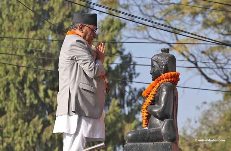 प्रधानमन्त्री प्रचण्डले गरे शंखधर साख्वाको प्रतिमामा माल्यार्पण