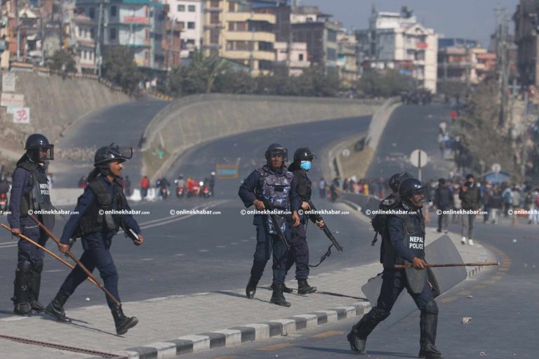 इपीएस परीक्षार्थीको प्रदर्शनमा प्रहरीले हान्‍यो अश्रुग्यास