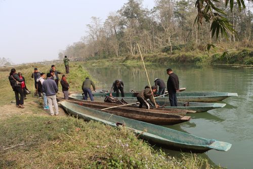 सौराहा आउने पर्यटकका रोजाइमा ढुङ्ग्रेखोलामा डुङ्गा सयर