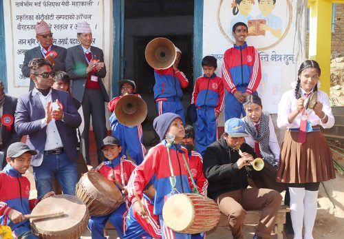 विद्यालयमै पञ्चेबाजा बजाउन सिक्दै पैयुँपाटा विद्यार्थी