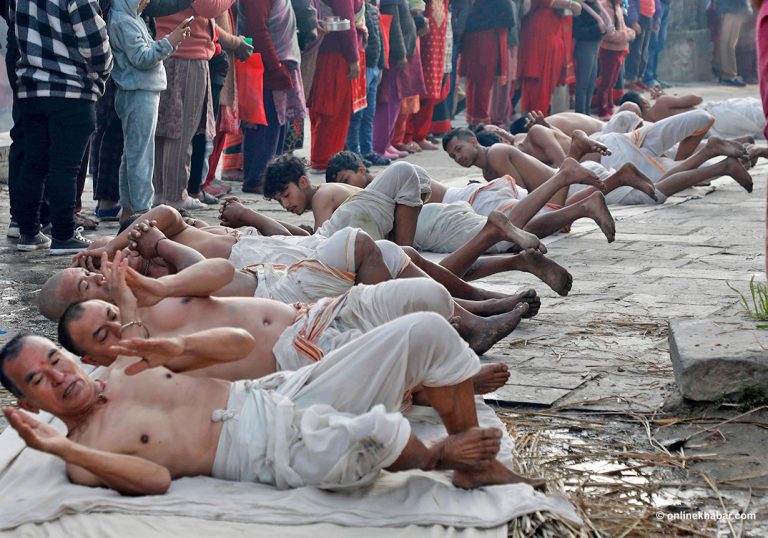 हनुमान घाटमा माधवनारायणका व्रतालु (तस्वीरहरू)