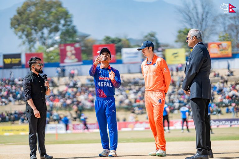 त्रिकोणात्मक टी-२० आई सिरिजको फाइनलमा टस जितेको नेपालले पहिला ब्याटिङ गर्दै