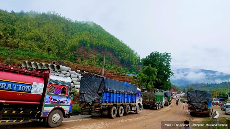 वर्षाले धादिङको बैरेनी खण्डमा रातभर सवारी जाम