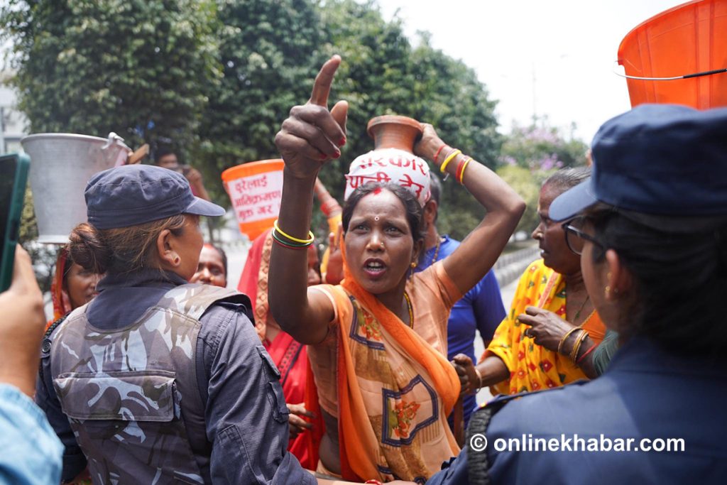 पानी माग्दै बानेश्वरमा मधेशवासीको प्रदर्शन (तस्वीरहरू )