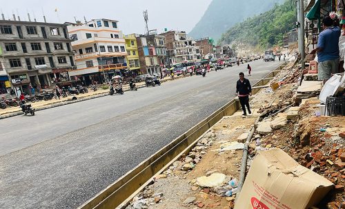 ७ जनाले घरटहरा नहटाउँदा रोकियो डुम्रेबजारमा सडक विस्तार