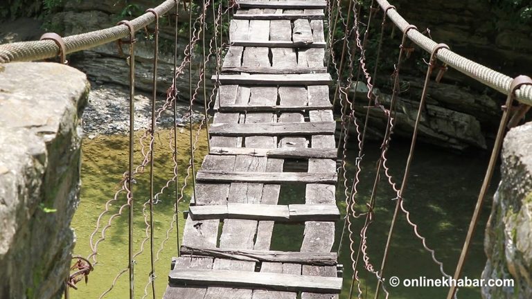 जीर्ण भए गुल्मीका ग्रामीण क्षेत्रका झोलुंगे पुल, वारपार गर्न पनि डरमर्दो