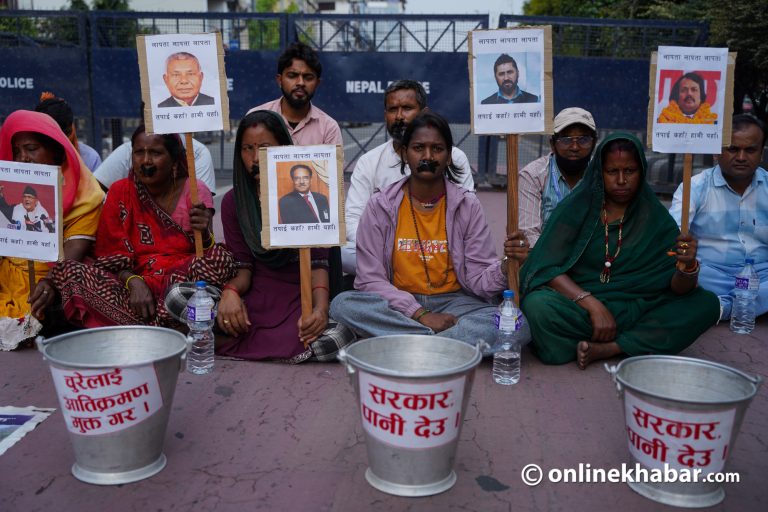 शीर्ष नेता खोज्दै बानेश्वरको सडकमा प्रदर्शन (तस्वीरहरु)