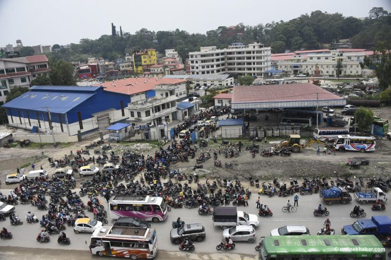 काठमाडौंका पेट्रोल पम्पमा अत्यासलाग्दो लाइन (तस्वीरहरू)