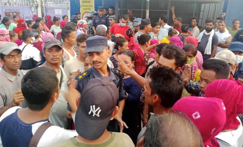बुटवलमा नगर प्रहरीविरुद्ध फुटपाथ व्यापारीको प्रदर्शन