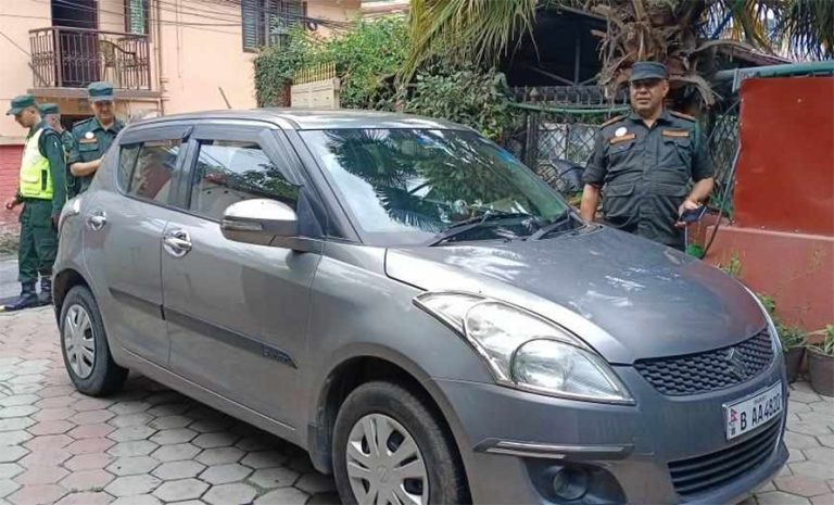 काठमाडौंको नगर प्रहरीले फिर्ता ल्यायो वातावरण विभाग प्रमुखको गाडी