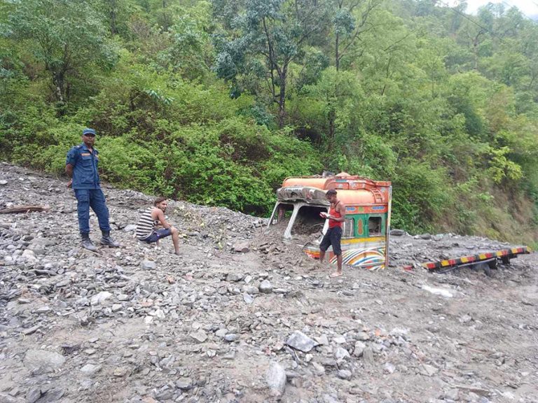 सिन्धुलीमा मध्यपहाडी लोकमार्ग अवरुद्ध, पहिरोले गाडी पुरियो