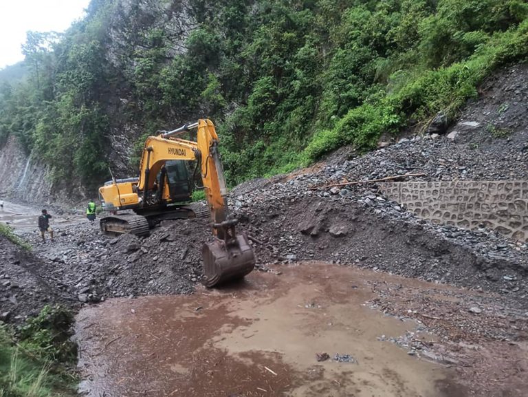 फिस्लिङमा पहिरो खस्दा मुग्लिन-काठमाडौं सडक अबरुद्ध