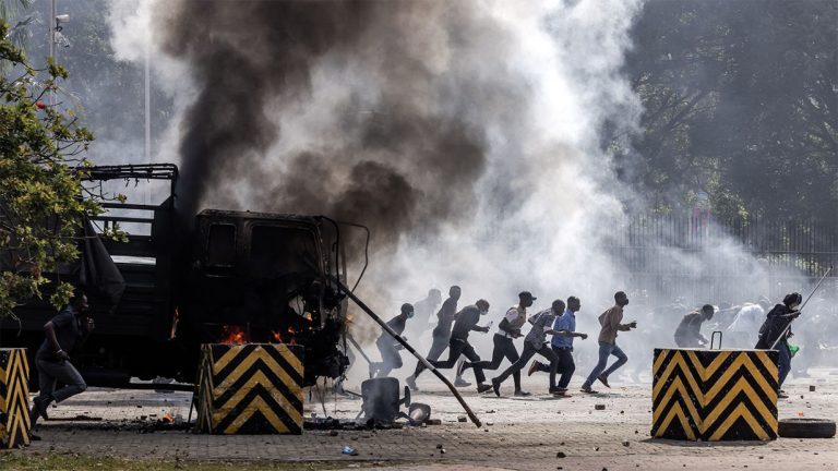 कर बढाउने विधेयक पारित भएसँगै केन्याका नागरिकले जलाए संसद