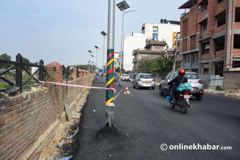 बागमती करिडोरमा बीचको पोल नसारी कालोपत्रे (तस्वीरहरू)