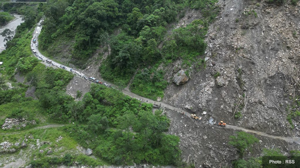 बेनी-जोमसोम सडकखण्डमा पहिराले यातायात अवरुद्ध