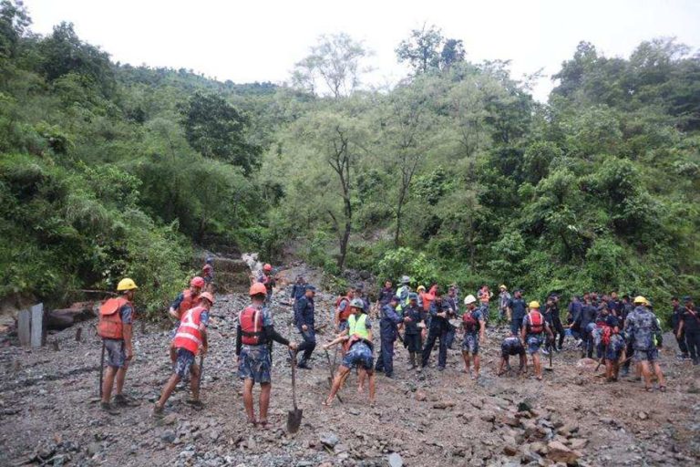 चितवन पहिरो : बेपत्ता बस र यात्रु खोज्न गोताखोर परिचालन