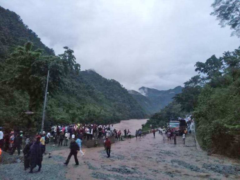 अपडेट : चितवनको पहिरोमा परेका दुवै बस त्रिशूलीमा खसेको आशंका, करिब ६० बढी यात्रु बेपत्ता